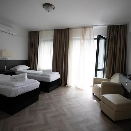 Urban 7 Apartahotel 4*