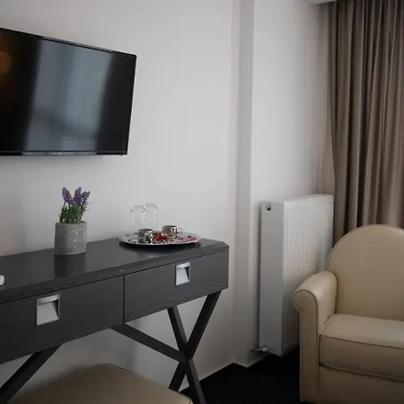 Urban 7 Aparthotel 4*