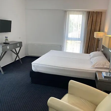 Urban 7 Aparthotel 4*