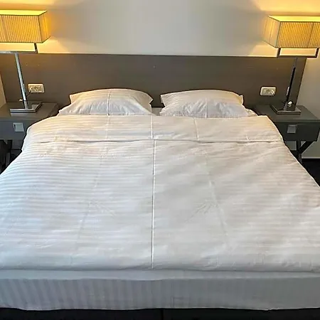 Urban 7 Aparthotel 4*