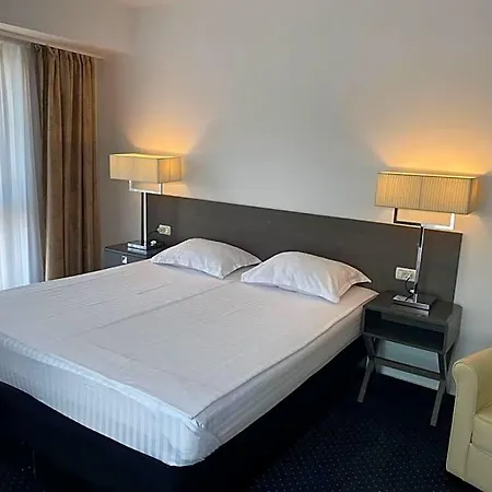 Urban 7 Aparthotel