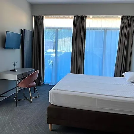 Urban 7 Aparthotel 4*