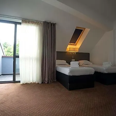 Urban 7 Aparthotel 4*
